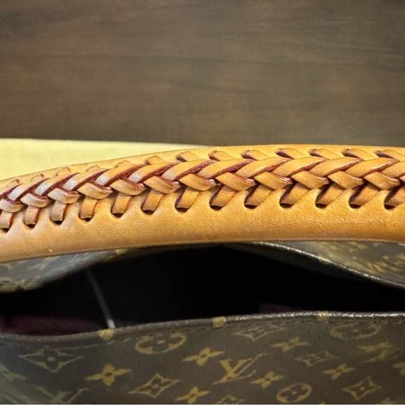 Authentic Louis Vuitton Artsy MM - Picture 10 of 15